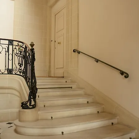 The Royal Suite, Notre Dame Apartment *
